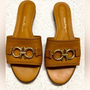 ***SOLD***Women’s Salvatore Ferragamo Rhodes Leather
Gancini Sandals Sz 7
